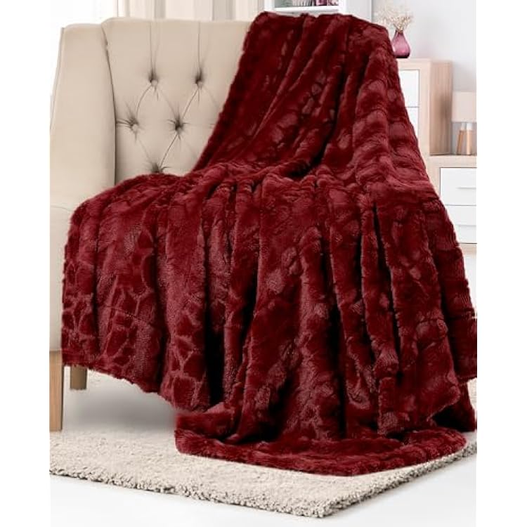 Everlasting Comfort Soft & Comfortable Red Faux Fur Throw Blanket for Couch - 50x65 Minky & Fluffy Fall Blankets & Throws, Plush Fuzzy Cover for Bed, Sofa & Living Room - Cozy Home Decor