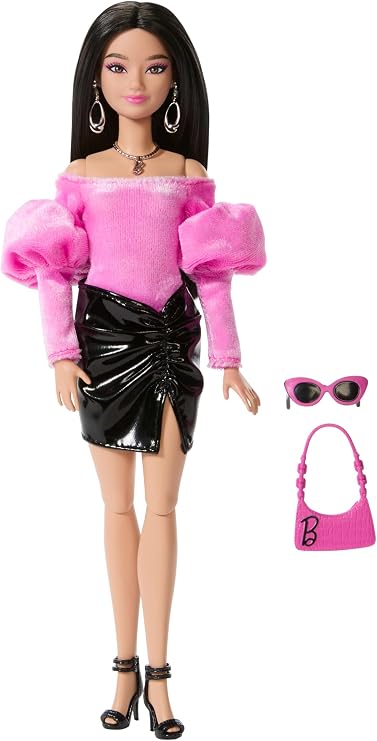 Barbie Deluxe Stil Bebek #13" Pembe Barbiecore Kadife Üst, Kabarık Kollu, Siyah Vinil Mini Etek, Siyah Saç, Pembe Çanta ve Güneş Gözlüğü