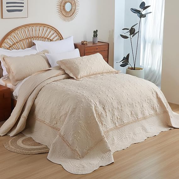 EVENHUG Oversized Quilts Set King Size 3 Piece Bedding Set Reversible Bedspread with 2 Pillow Shams Coverlet Lightweight Soft Bed Cover for All Season(120"X120",Beige)